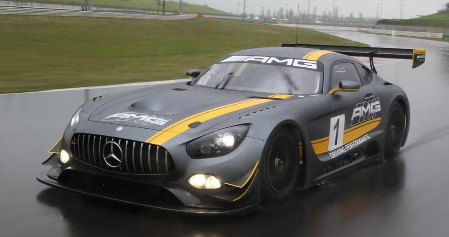 F1 auto v zatáčce